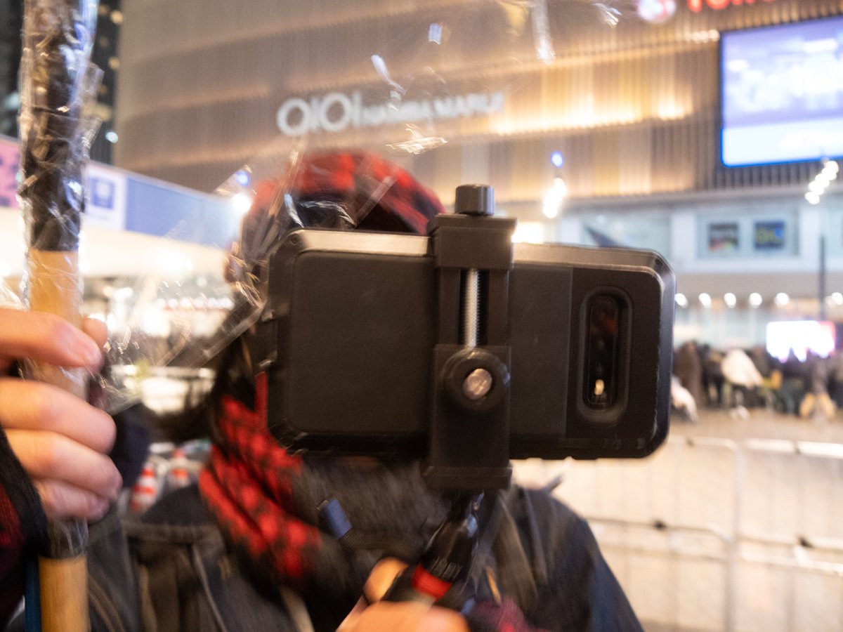 これはガチで怖い話なんですが、しばき隊に暴行されたってニュースで被害者が撮影した動画に映ってた加害者らしき人物が、こないだ選挙の演説聞きに行ったときに「お前子供部屋おじさんか！」とか因縁つけてきたヤツと同一人物でした