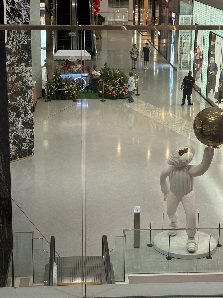 สถานที่รับโพราลอยด์และดอกไม้จากตาต้านะคะ ทีมสตาฟพารากอนใหัรอได้หลัง 18:00 น.เป็นต่อไป ที่แคบมาก ๆ เพราะงั้นทุกคนขยับคนละนิดคนละหน่อยให้มีพื้นที่เห็นตาต้ากันครบ ๆ และเว้นพื้นที่ใช้งานบันได้เลื่อนนะคะ ถ้ามีงานครั้งหน้าอาจจะมีพื้นที่กว่านี้ค่ะ 

📍ชั้น 1 ฝั่ง north หน้าร้าน prada