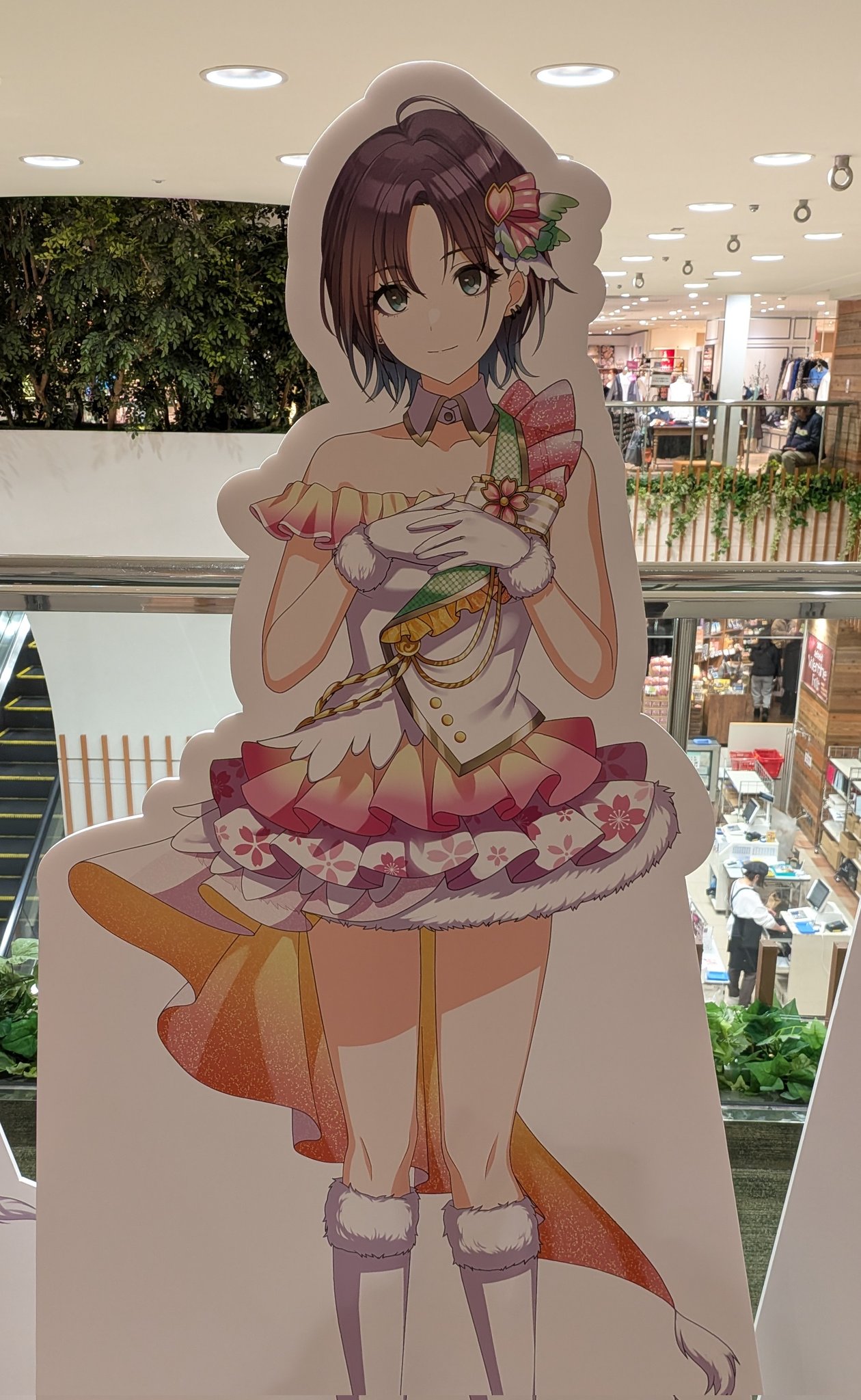 2 pic. ひとつのショッピングセンターに透の等身大パネルが2つあるバグ https://t.co/9JQRWnsjuA