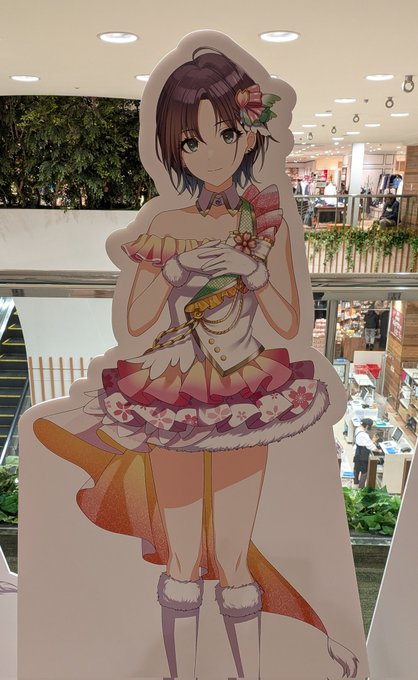 ラムダ - 2 pic. ひとつのショッピングセンターに透の等身大パネルが2つあるバグ https://t.co/9JQRWnsjuA