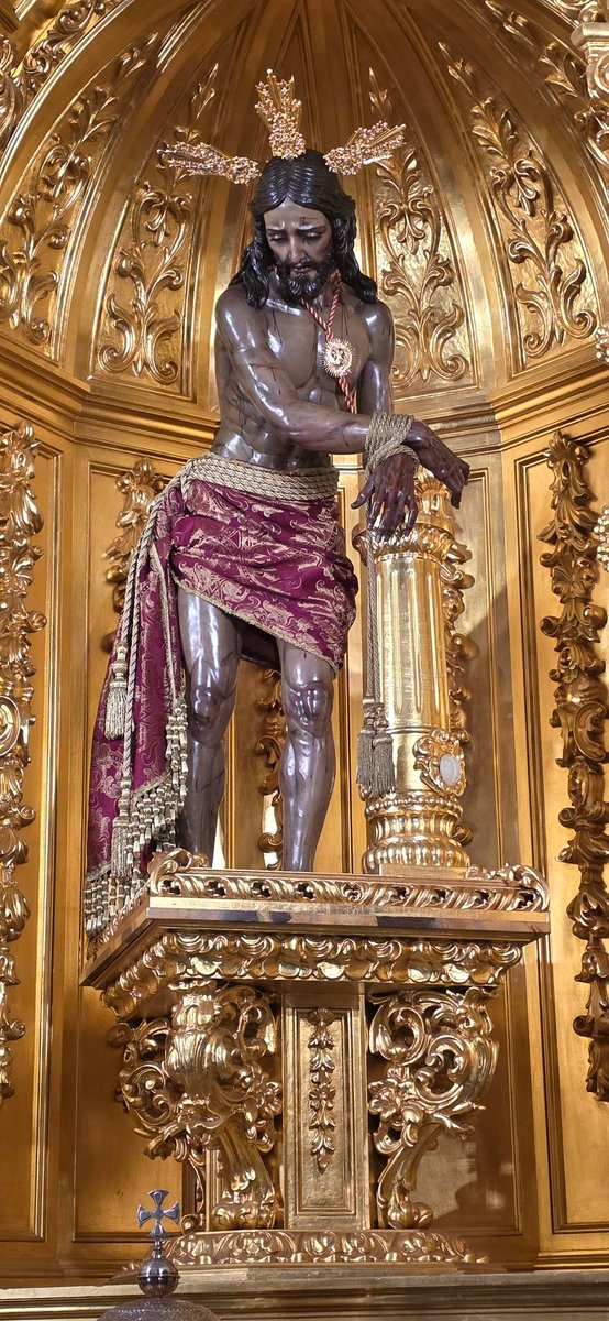HdaddelaColumna's tweet photo. Ntro. Padre Jesús de la Columna, luce pureza de brocado burdeos, potencias  en plata de ley, diseñadas y realizas por los Talleres Santos(Finales del Siglo XX), regalo de las camareras de la hermandad. El broche es diseño y ejecución de Manuel Valera(Córdoba 2017).
#CofradíasMLG https://t.co/vKmDzOcHnD