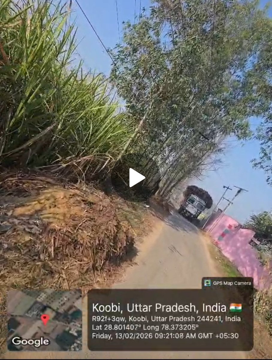 stujagar's tweet photo. @CMOfficeUP @mduppcl @UPPCLLKO @PVVNLHQ @pvvnlamroha  11 KV लाइन अनेक घरों के सामने से गुजर रही है, जिसके निचे कोई जाल आदि सुरक्षा इंतजाम नहीं है. गन्ने के ट्रक लाइन से टच होते है, परन्तु बिजली विभाग सोया हुआ है. आज इसी कारण बहुत बड़ा हादसा होते बचा. 
उपकेंद्र रजबपुर (अमरोहा UP) https://t.co/9TSRgw2aSW
