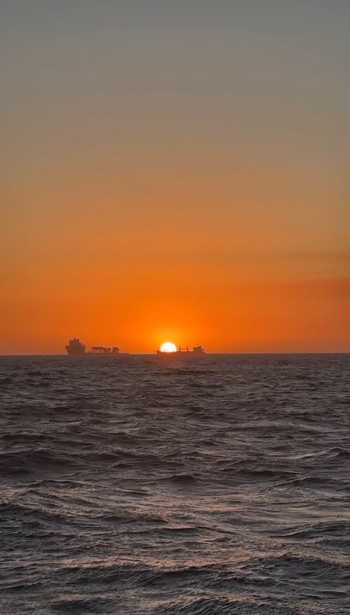 nenv_UTokyo's tweet photo. 研究航海で見た、オーストラリア沖の景色です🌊
夕焼けや虹、広がる青い海など、様々な景色に出会えます。
こうした瞬間に出会えるのも、航海の楽しみの一つです📷

#utokyo #nenv #gsfs https://t.co/zAg8ExEnle