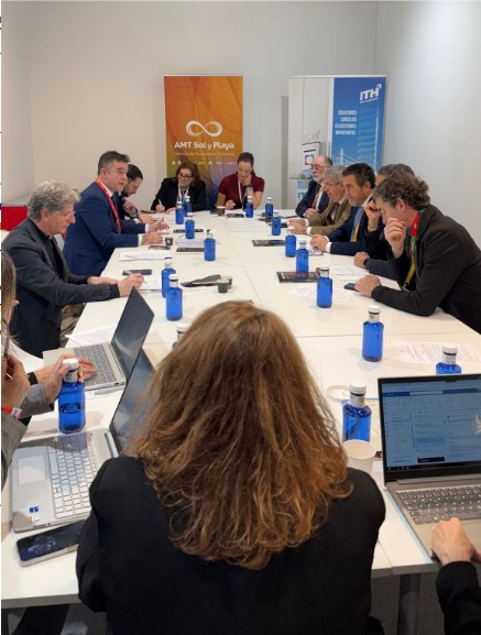 AMTSolyPlaya's tweet image. 👀Los municipios de la #AMT Sol y Playa participaron en conjunto en FITUR 2026 para reforzar un mensaje común.
El turismo está evolucionando hacia un modelo de turismo más responsable, sostenible y azul.🌊🌱