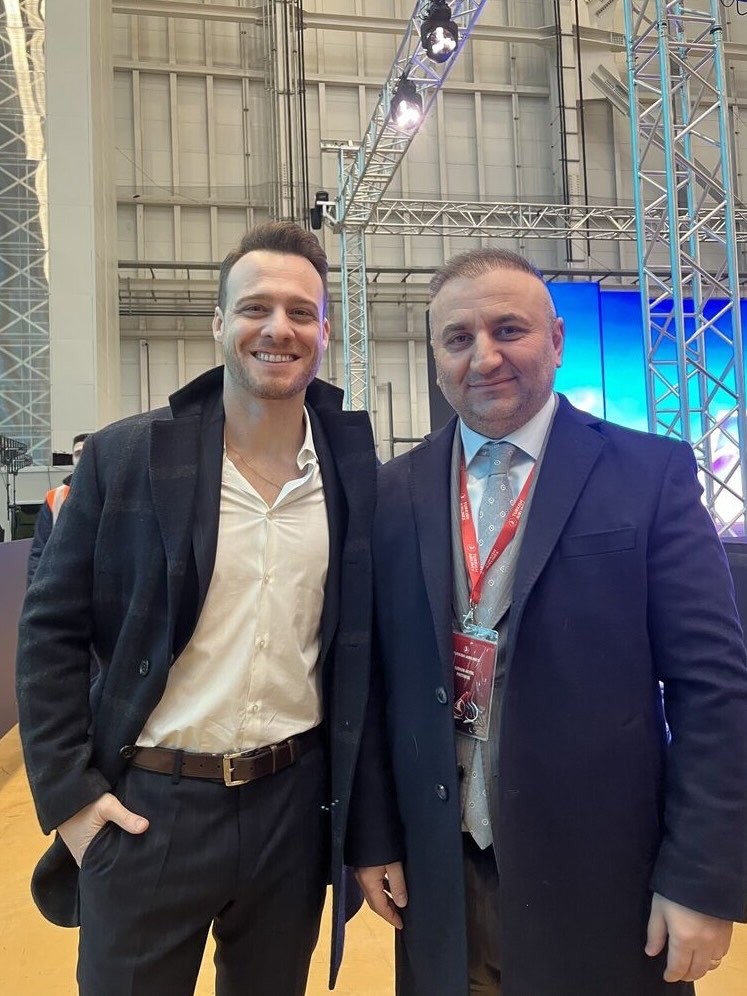 Decía mi güela que el que va a la romería se arrepiente al otro día 😵‍💫
Yo solo hasta la próxima 😂😎
Café en vena y la cara y la sonrisa más bonita con la que me podía despertar y arreando, que sólo es viernes y la fiesta solo acaba de empezar.
Buenos dias!
#KeremBürsin