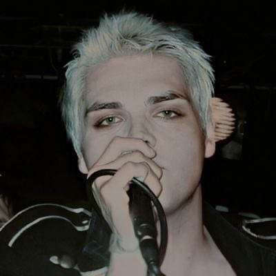 gerard way hourly (@hourlygeeway) on Twitter photo 