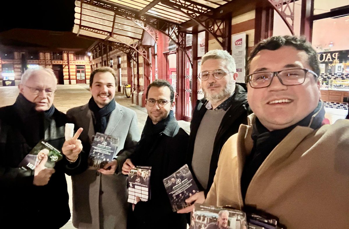JCinieri2026's tweet photo. Superbe énergie sur le terrain à Saint-Etienne, on ne lâche rien ! 

Mobilisons-nous pour Dino Cinieri 💚💙 https://t.co/rQR5ym5V0b