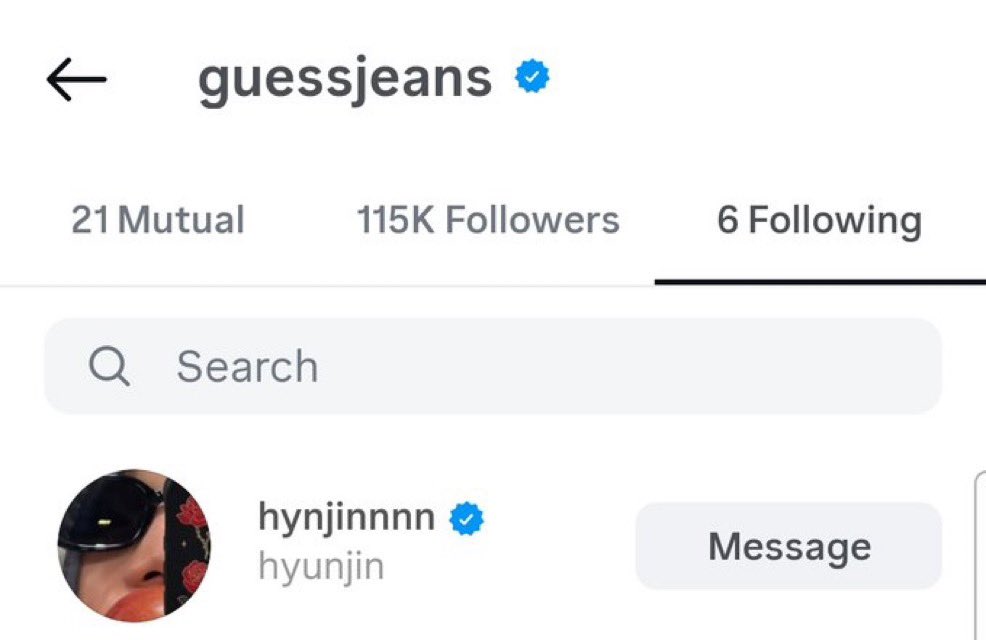 🆕| La cuenta oficial de Guess Jeans sigue a Hyunjin en Instagram.

Es la única persona a la que siguen fuera de sus propias páginas y de los propietarios de la marca.

Cr: @ HHJCentral 

#HYUNJINxGUESS

#현진 #Hyunjin #ヒョンジン #黄铉辰 -🌹
