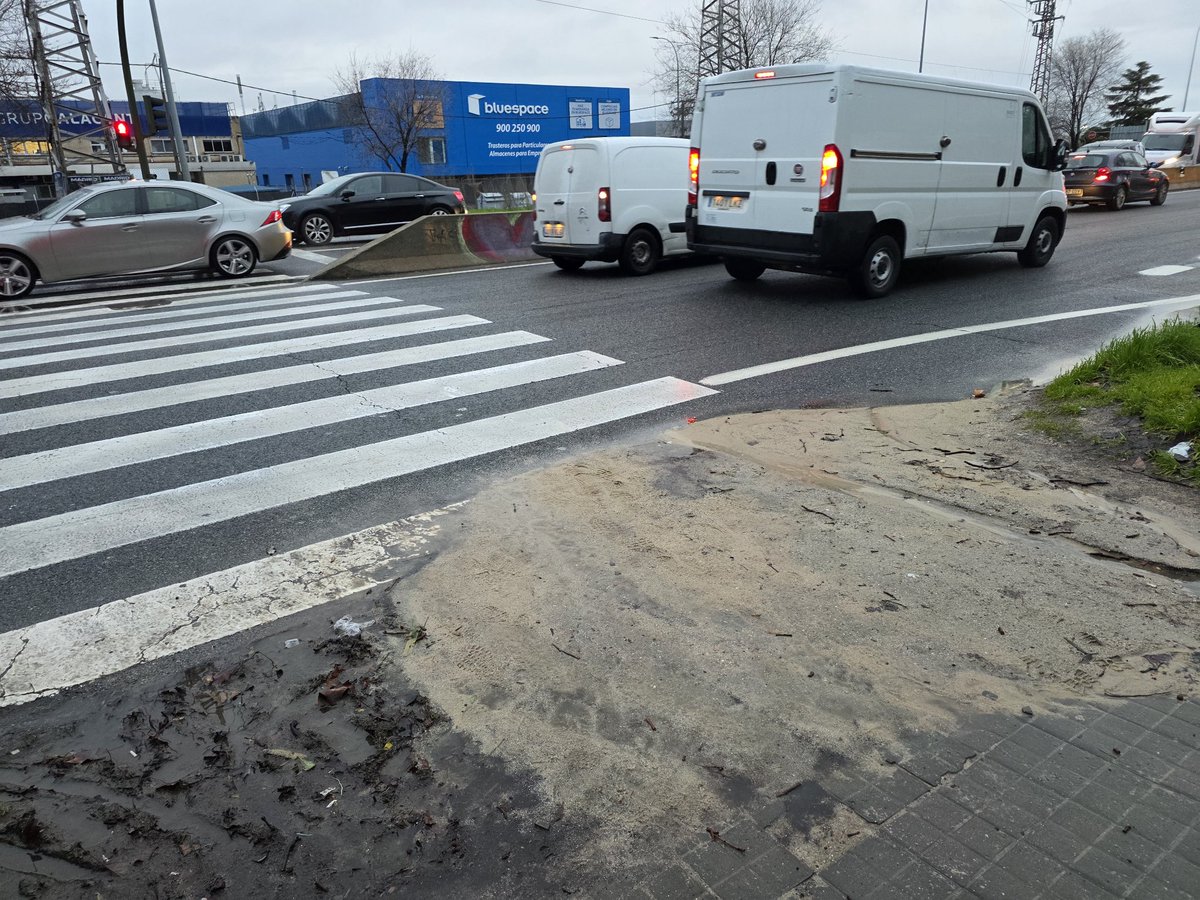 Maria_bella75's tweet photo. Así llevamos años cruzando en Verereda Estudiantes, @AytoLeganes @marecuencopp @UnionporLeganes sin q de hagan nada,ustedes visitan el barrio a hablar con vecinos y nunca dan solución al problema, esto escurre desde hace años y lleva lloviendo ya muchos días. Solventenlo https://t.co/sjwV6AfFJt