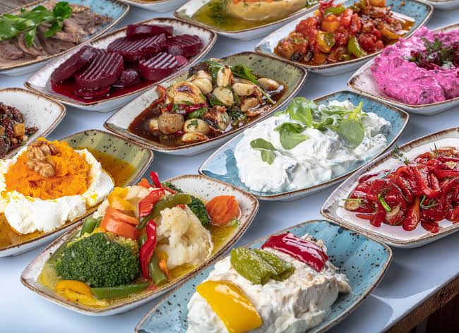 abdullahnaci's tweet image. karadeniz mutfağı, hayatta kalma mutfağıdır; orta anadolu mutfağı, açlığı geçiştirme mutfağıdır; ege mutfağı, uzun yaşama mutfağıdır; güneydoğu mutfağı, hayatın tadını çıkarma mutfağıdır.