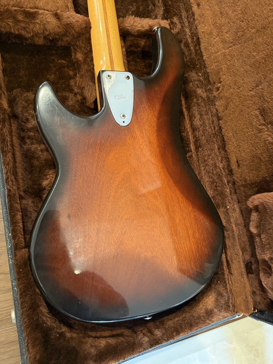 My new gear...

G&amp;L / 1981 L-1000

1981年製のG&amp;L L-1000を入手しました。
アメリカのBASS PALACEに売られていたものです。凄く丁寧な対応でした。

かなり渋いルックスで、良い買い物をしました。マホガニーボディというのも良いですね。

#mynewgear
#G&amp;L