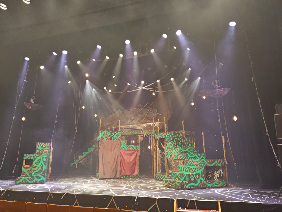 先ほどこちらに！
平日の昼とはいえ直前の決定でも滑り込めるとは…投げ銭制なのでお試し感覚でも、少しでも多くの人に目撃して欲しいなぁ、と。

ドリフ世代としましては、物語以外の部分でもワクワクしたり😁

15日まで本多劇場にて。

#おぼんろ
#ヂャスヴュラ