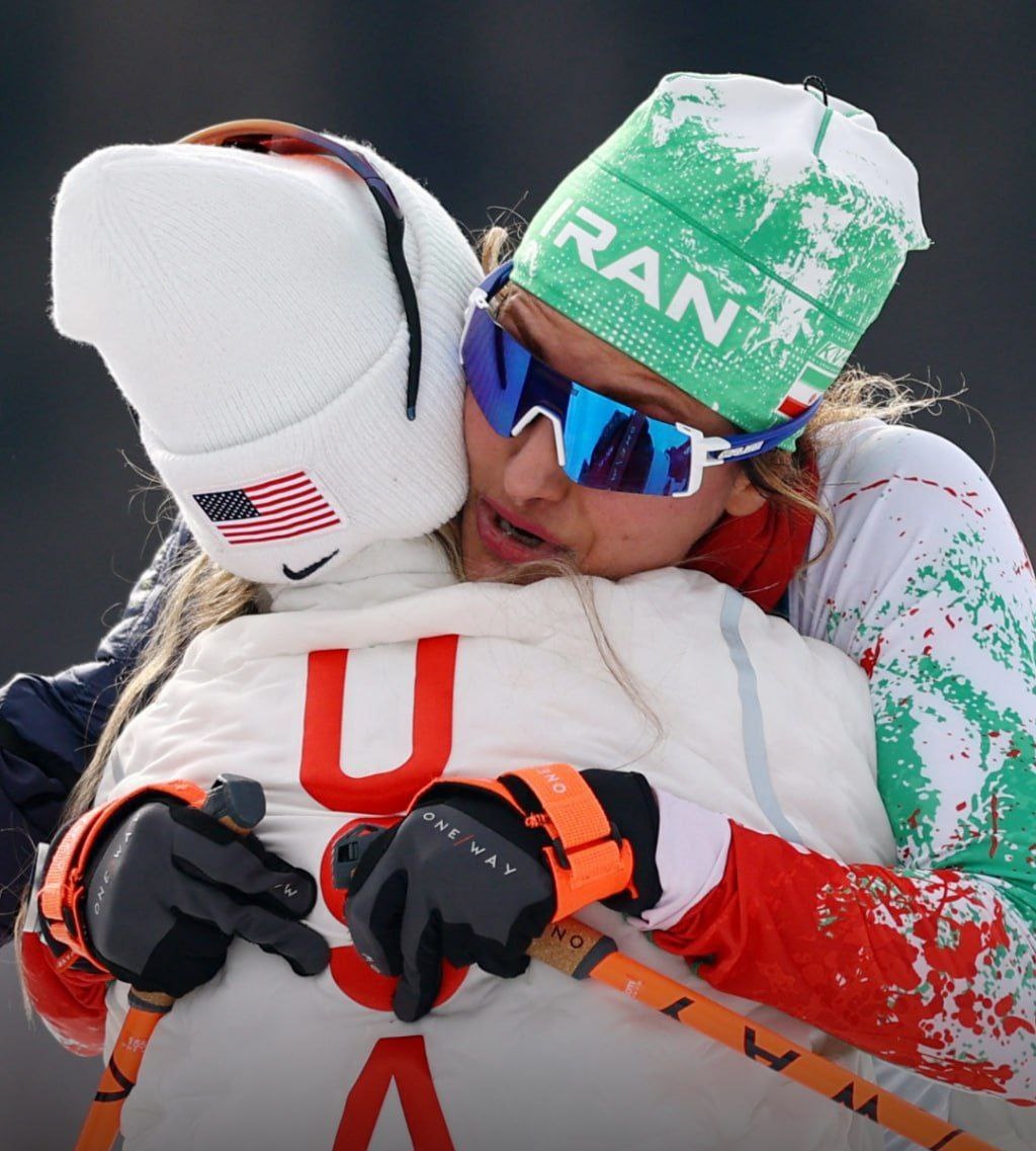 در پایان مسابقات اسکی صحرانوردی زنان در المپیک زمستانی میلان ، ورزشکاران ایرانی و آمریکایی یکدیگر را در آغوش گرفتند.