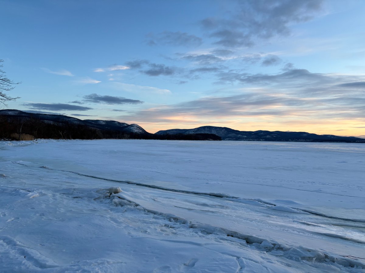 I live here.💖
That river used to be an industrial dumping ground.
Those mountains were threatened by the building of a large power plant.
They were saved by government regulation.
Once upon a time that was a good thing.
🤔💔