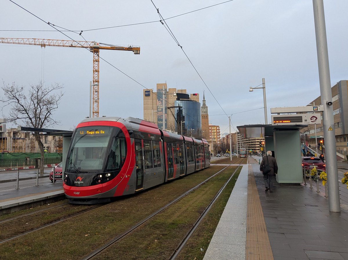 Unoscuantostre1's tweet photo. Tranvía CAF Urbos 100 del @tranviadezgz en la parada "La Romareda". #tranvía #CAF #LaRomareda #Zaragoza https://t.co/HtSlgb40kL