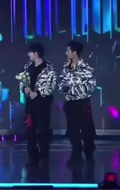 goldenksunoo's tweet image. 🐈‍⬛bcus of the pollen, i kept trying to moved away
🐈‍⬛ but he didn’t even notice and just kept following me
🐈‍⬛ he likes his hyung that much… what am i supposed to do with this popularity, sunoo-ya…🤦‍♂️

😭😭😭 #SUNOO #JAY