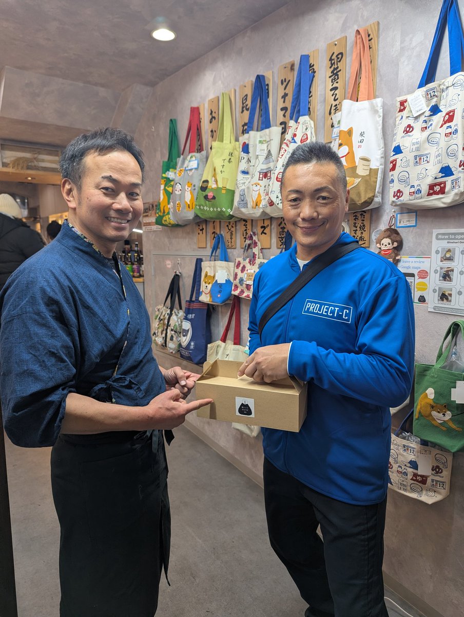 明日の「CIMAの部屋」会場では
吉野正人さんのお店
【銀シャリおむすびen】
お得なおむすびセット🍙¥1,000
も販売致します。
爆笑トークと適度なサプライズ発表、美味しいおにぎり、みんなで記念撮影でわいわい盛り上がりましょうかぁ🤩