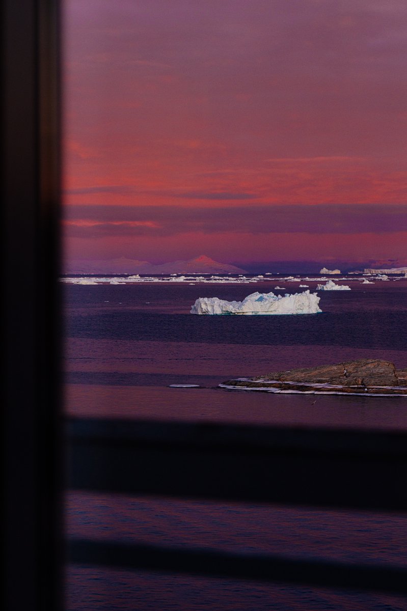 아침에 눈을 뜨니 밤사이 못보던 빙하가 흘러 들어온 풍경.