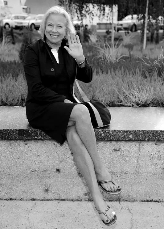 Odchodzą ci, którzy byli od zawsze...💔 Pani Bożeno, dziękuję za uśmiech, energię, którą zawsze Pani emanowała. Dziękuję za DOM, ALTERNATYWY, WESELE, ZIEMIĘ OBIECANĄ, ZNACHORA, WSPÓLNĄ i wiele innych. Będzie Pani brakować...🖤 Wieczny Odpoczynek racz Jej dać Panie 🙏🏻