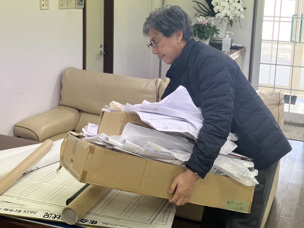 昨日、議員会館の引越しを終えて地元に戻ってきました。
33年間支えて頂いた支援者の皆さんに対し、感謝とお詫びの気持ちで選挙の後片付けをしました。
今後は再起を期す若手議員の支援もしていきたいと思います。
改めてご支援、ありがとうございました。