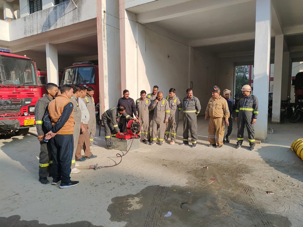 मुख्य अग्निशमन अधिकारी गोरखपुर के निर्देशन में जनपद के फायर स्टेशनों पर सप्ताहिक फायर ड्रिल कराया गया व फायर उपकरणों के रख-रखाव तथा चलाने का अभ्यास कराया गया।