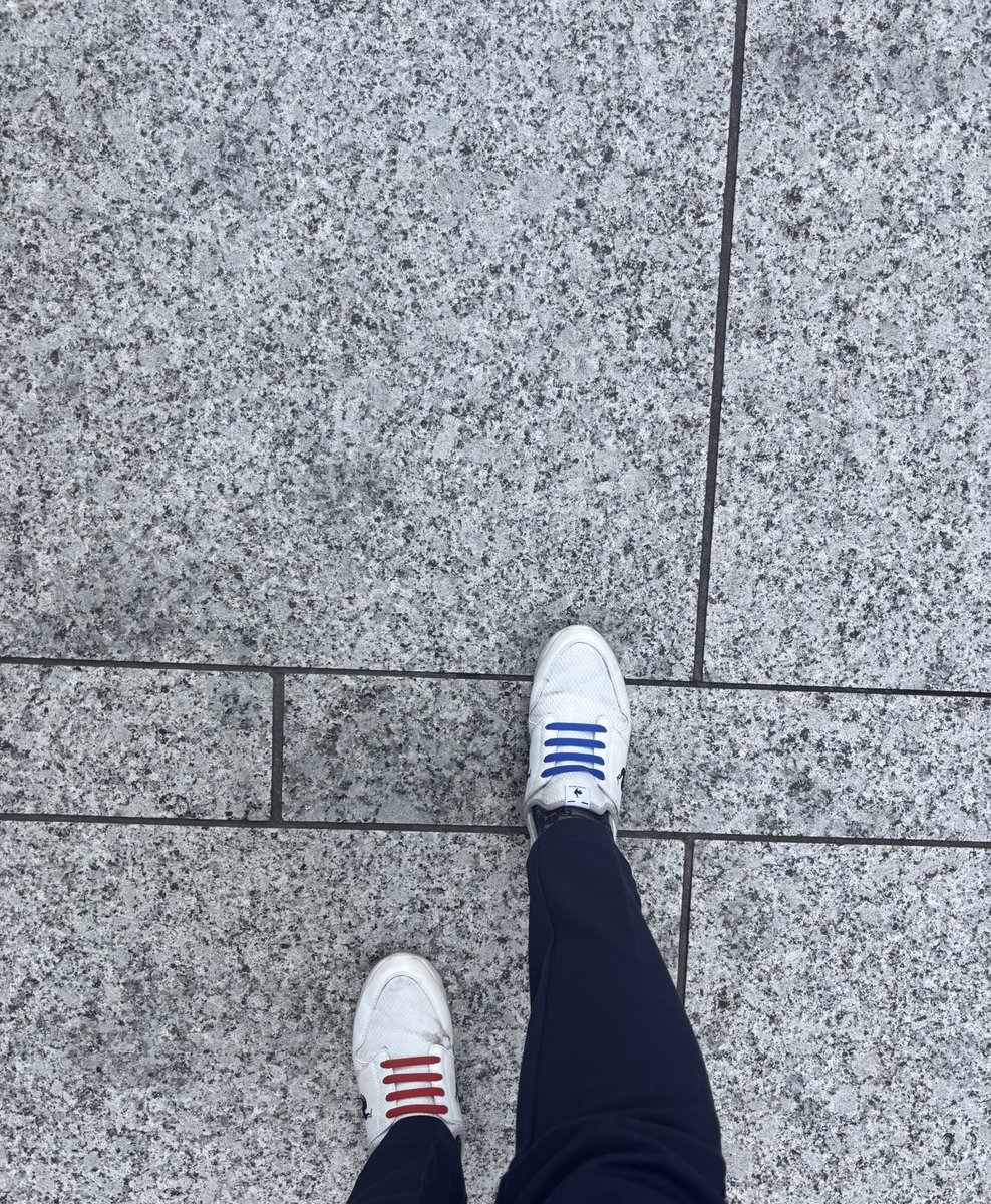 #マネージャー営業　その4
本日は某制作会社（ドラマ部、バラエティ部）&amp;某制作会社へ。
営業は本当によく歩くので、運動靴必須！
また名刺交換の際に絶対、靴は目に入るから、ちょっとおしゃれに👟
ちなみになぜ青赤🟦🟥かは…好きなサッカー⚽️チームのカラーだから。

#FC東京
#ミューーーズ