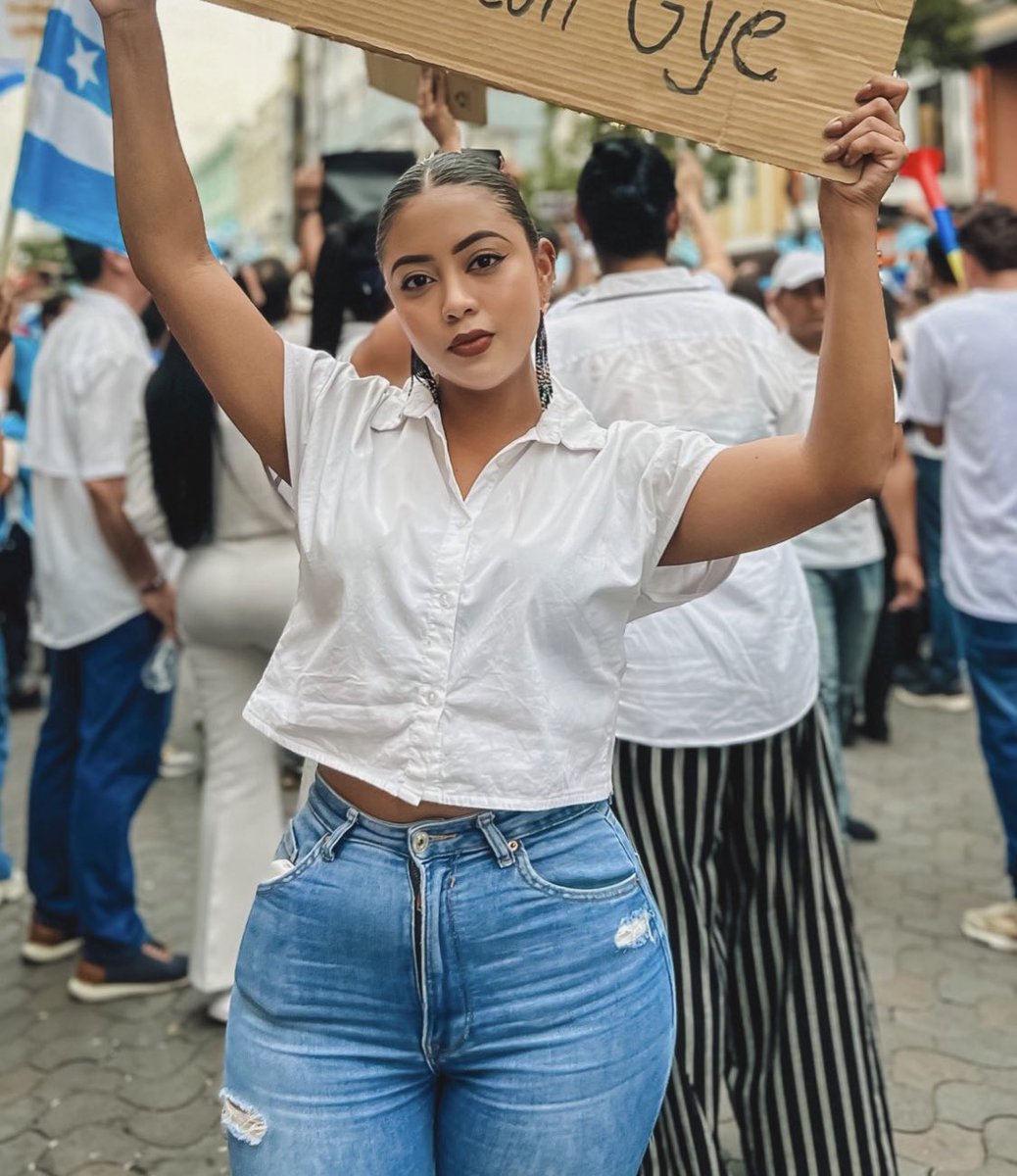 Oye Trastornada 

Tu cartel dice algo que no es verdad !! 

Igual que el Color de Base que te pusisteS en la “careta” y tu cuello color Corviche te delata

#Ch0laBicolor eres un Corviche con Leche Condensada