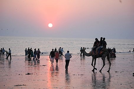 TODAY, FOUNDATION DAY OF THE PORT CITY OF MANDVI (KUTCH):
                   Today is the 446th foundation day of the port city of Mandvi in Kutch. On Maha Vad 11 of V.S. 1636 (1580 AD), Kutch Jadeja State's 1st ruler, Rao Khengarji, founded Raipur/Rayanpur port town on the right