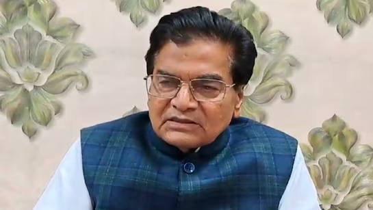 दिल्ली- सपा राज्यसभा सांसद रामगोपाल यादव का बयान अब अमेरिका से कैटल फीड आ रहा है। ‘दुनिया जानती है वहां जानवरों को नॉनवेज देते हैं’ गाय वो खाएगी तो दूध भी नॉनवेज होगा। वो दूध हम मंदिर में नहीं चढ़ा सकते हैं। देश को विधर्मी बनाने की कोशिश कर रहे। ‘धर्म के ठेकेदार अधर्मी काम करने