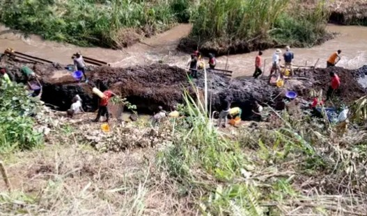 mediacongo's tweet photo. #SudKivu: Plusieurs sources locales annoncent l'ouverture d'un nouveau foyer d'exploitation artisanale d’#Or à #Mudaka, près de la rivière #Mushuva, dans le territoire de #Kabare. Cette zone, située dans la vallée de #Malalo sous occupation de l’#AFC/#M23, vient directement alimenter le pillage systématique des minerais orchestré par la rébellion avec le soutien de #Kigali