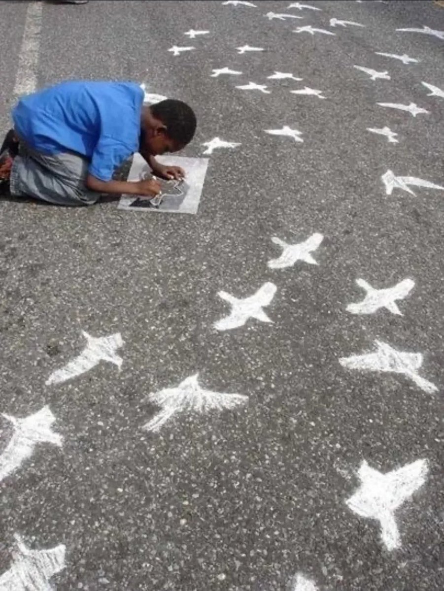 من هزار بادم که می‌وزم
من الماسی درخشانم بر برف
من تابش خورشید بر دانه‌های شکوفا شده‌ام
من باران نم‌نم پاییزم
در آرامش هر صبحی که بر می‌خیزی
من هجوم تند نشاطم
در پرواز دایره‌وار پرندگانی آرام
بر قبر من نایست و گریه مکن
من آنجا نیستم، من نمرده‌ام!

«ماری الیزابت‌فرای»