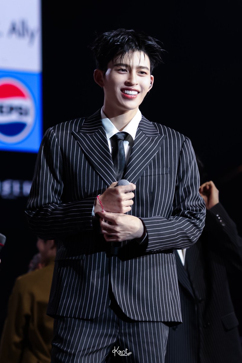 คุณธีร์ออนสเตจ

#RISERCONCERTD1
#keenkeno #CLO_VER