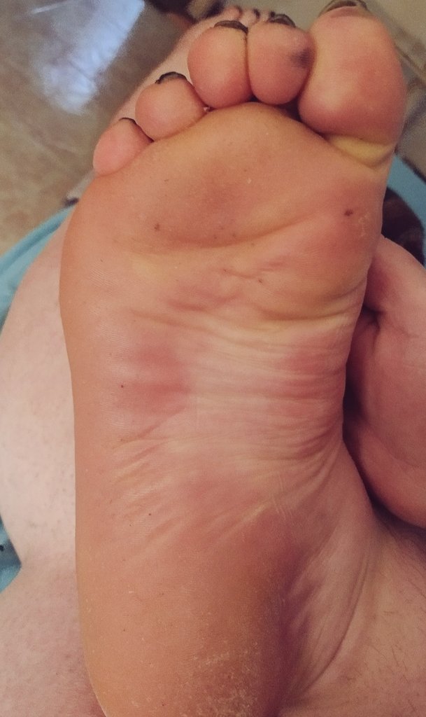 Vengo de correr y quiero que te pongas de rodillas y los dejes bien limpios jajaja
Es una de tus utilidades 
Estoy ya disponible 
En mi 803 y on line 
Así que ya sabes,de rodillas y a contactar conmigo 
#findom #femdom #Mistress #footfetısh