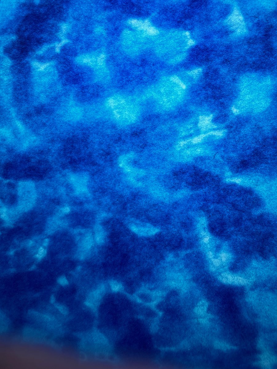 今日は楮ぼかしの紫、濃青を染めました。🟪🟦
紙を重ねて表、裏から染めるのですが1枚1枚雰囲気が変わるのでお店で手に取って見てみてください。
ちぎり絵の他たくさん折り込むような超難解おりがみ等にも向いています。
＃おりがみ会館 ＃染め紙工房 ＃おりがみ #origami
origamikaikan.co.jp/eccube/product…