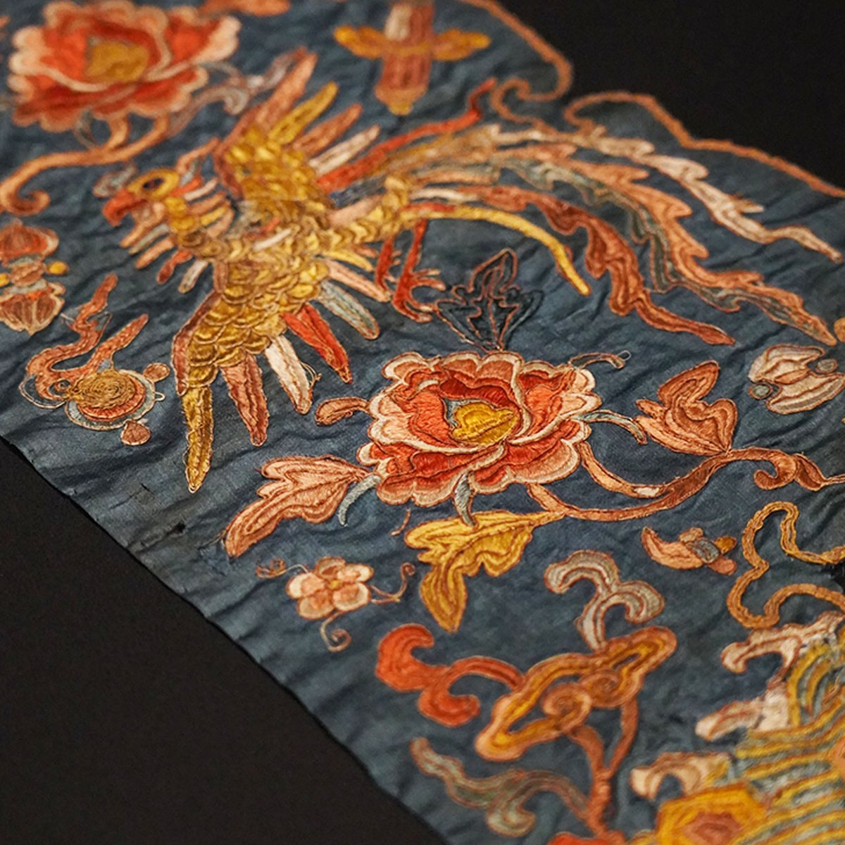 TNM_IR_EN's tweet image. This collar decoration of lustrous blue satin is adorned with auspicious symbols of peace, nobility, and prosperity.

Collar Decoration for Women's Court Dress with Peonies and Phoenixes
Ming dynasty, 16th–17th century

Until April 19 in Room 5, Asian Gallery
#TNMOnView #Textile