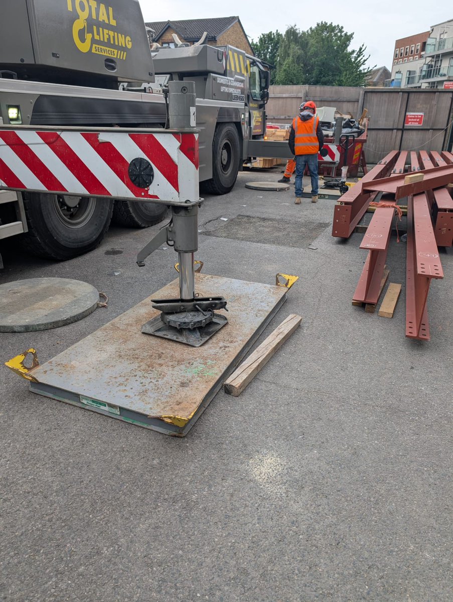TotalLifting's tweet photo. With a contract lift, we handle everything for you. From the planning, supervising, and execution of the lift ✅

Our 6t0 was hired for just that! To lift steel roof extensions onto an existing building.

A three day project that went fantastically 🫡

#Liebherr1060 #ContractLift https://t.co/WIMBhxG31Z