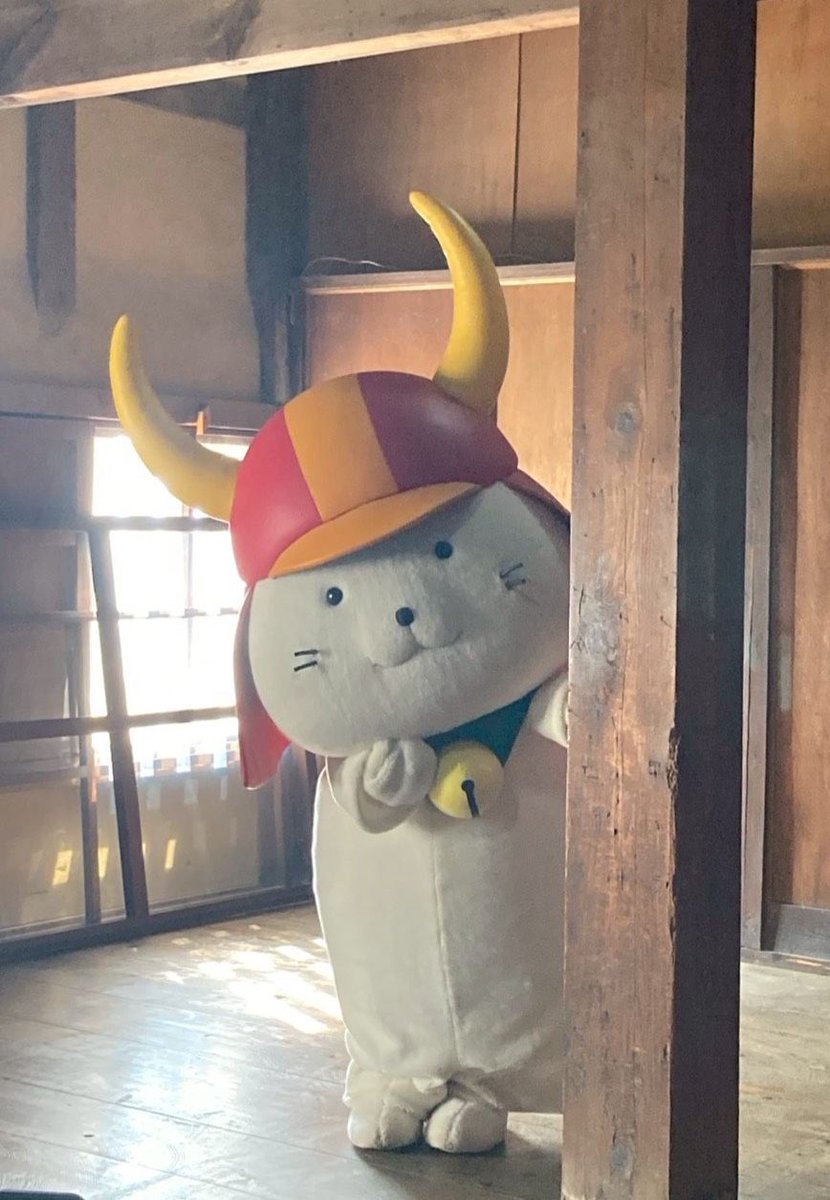 #ひこにゃん 殿は、#天秤櫓 でお散歩でござったよ✨
いつもと違う雰囲気にわくわくしておられたでござる😳

おや、かくれんぼでござるか！お上手でござるよ！

#いいのすけ #ちらひこ #かくれんぼ…？