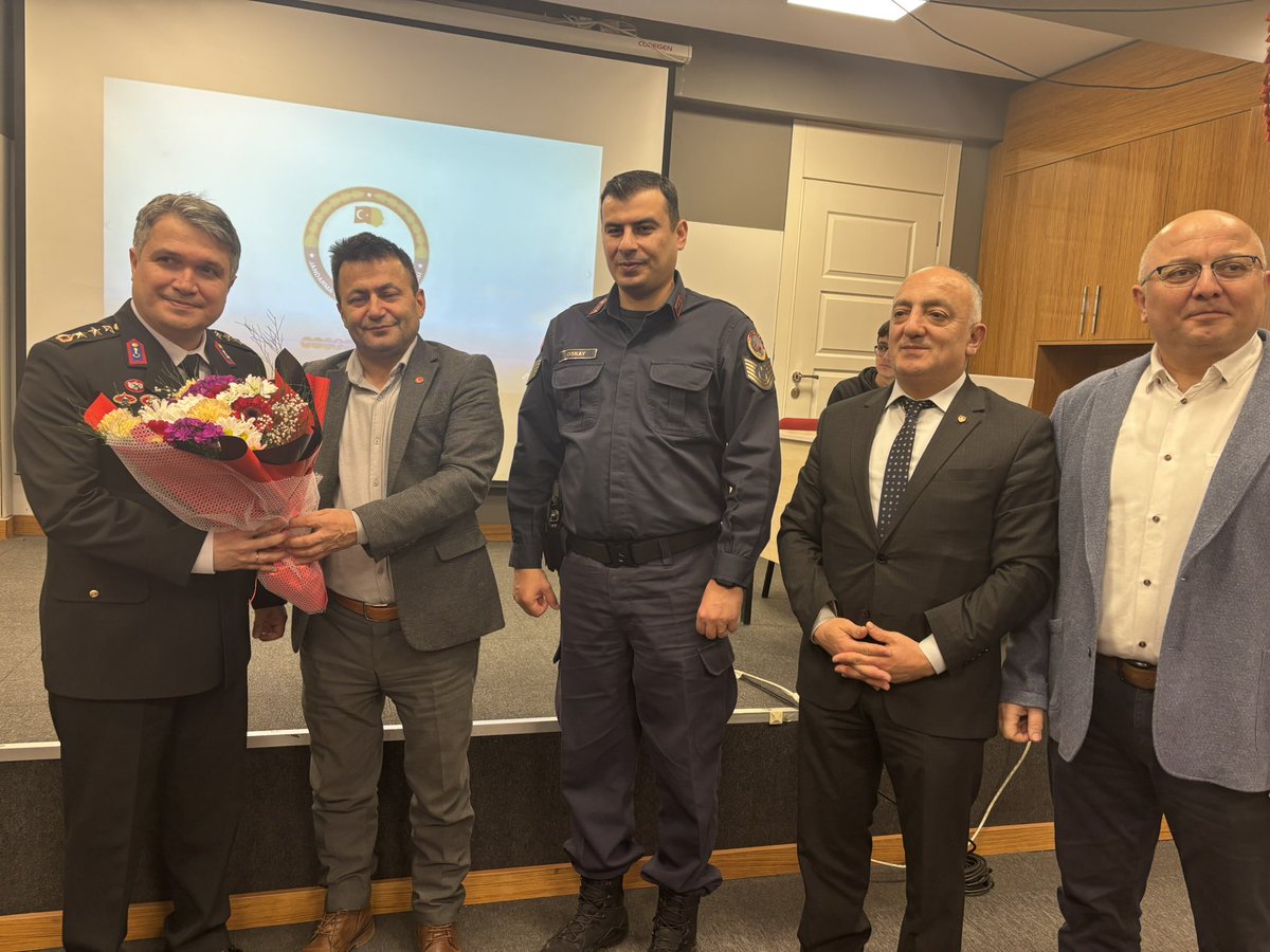 Piraziz'de Milli Savunma Üniversitesi Tanıtıldı.Türkiye Yüzyılı Maarif Modeli "Köklerden Geleceğe" Erdem, Değer, Eylem çerçevesinde Erdemli ve Yetgin insan yetiştirilmesine yönelik Kariyer Günleri kapsamında konferans verildi.