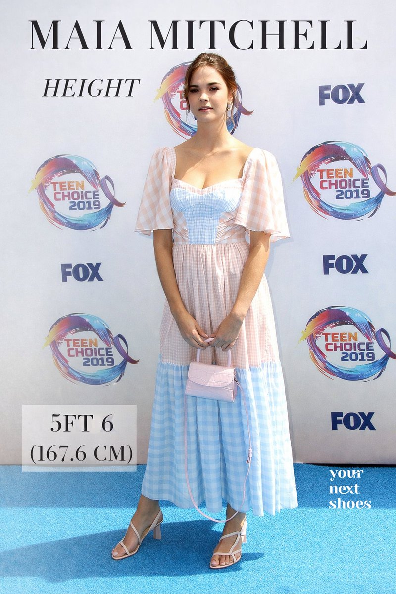 Maia Mitchell at the Teen Choice Awards in pastel gingham + blush-pink BY FAR Brigette sandals 🤍
She’s 5ft 6 (167.6 cm), and the sculptural mid heels were the perfect modern touch.
👉 yournextshoes.com/maia-mitchell-…
