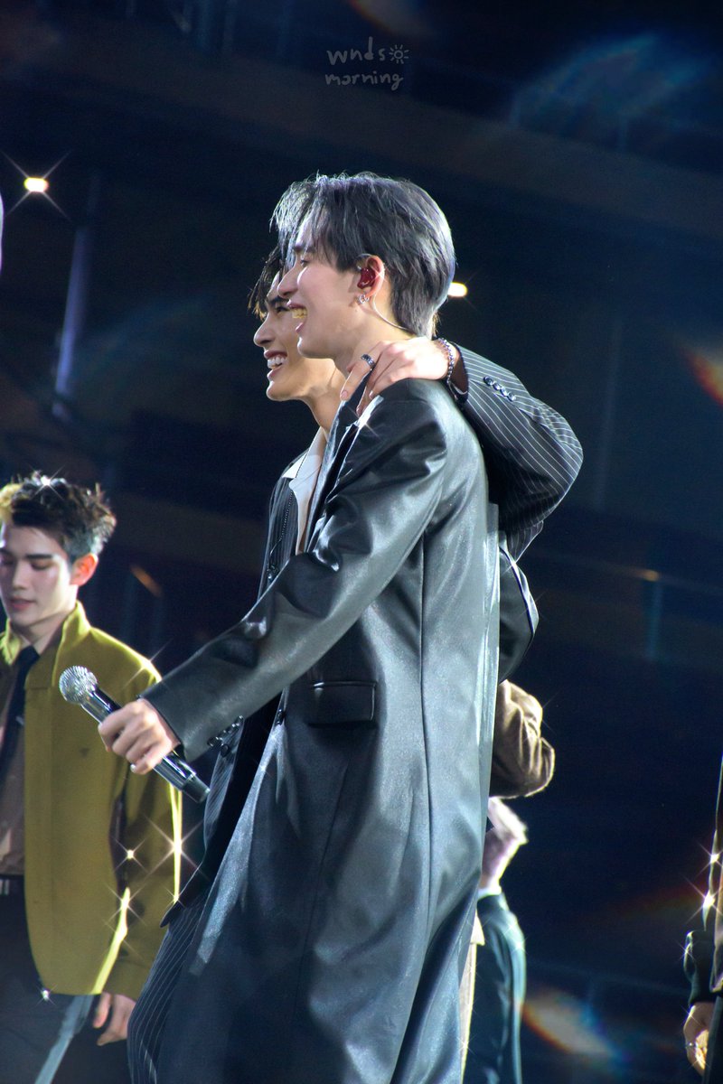 วันนี้มีแซนต้าฮงบนเวทีเดียวกันแล้ว ฮื่อㅠㅠㅠㅡㅠㅠㅠ💕

LYKN ON THE RISE
#RISERCONCERTD1 
#hongshihoshi #LYKN
#Santapp