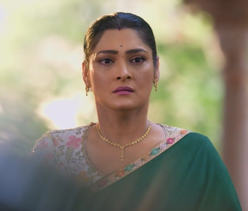 Abhira who withstood all her physical injuries,couldn’t take in this betrayal &amp; fainted 
What is the use of this woman watching,yet keeping quiet
And the nerve of people to say that Abhira betrayed!!
Abhira didn’t betray, she was betrayed !!

#SamridhiiShukla #AbhiraSharma #yrkkh