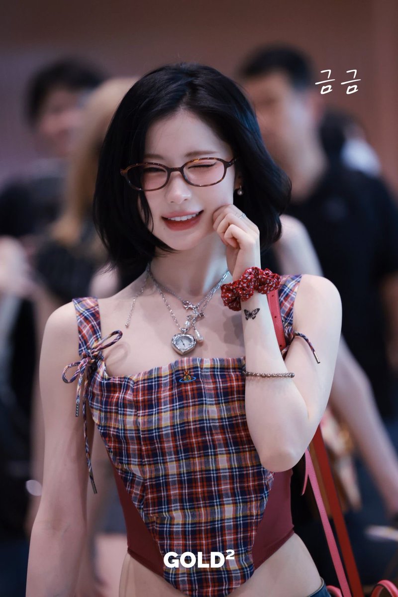 この日のアサちゃんが着けてるウォッチネックレスがコーデのポイントに