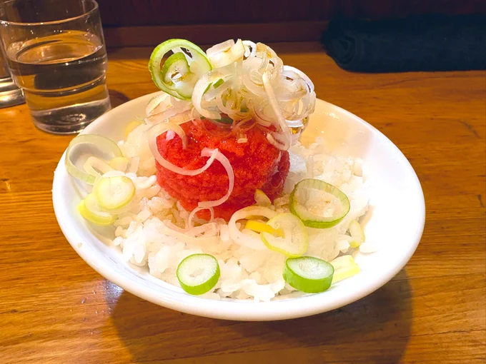 お昼は中野の麺屋はし本。久々に辛味を別皿で。うひょーー!安定の完成された一杯でンマい!そして明太ご飯の明太の量、最高!辛味は開店したばかりの頃に頼んで思ったより辛かった印象。久々に入れたけどやはり辛い!けどンマい!!「やっぱりンマいな」と呟きながら外出て人と目が合うを今日もした。