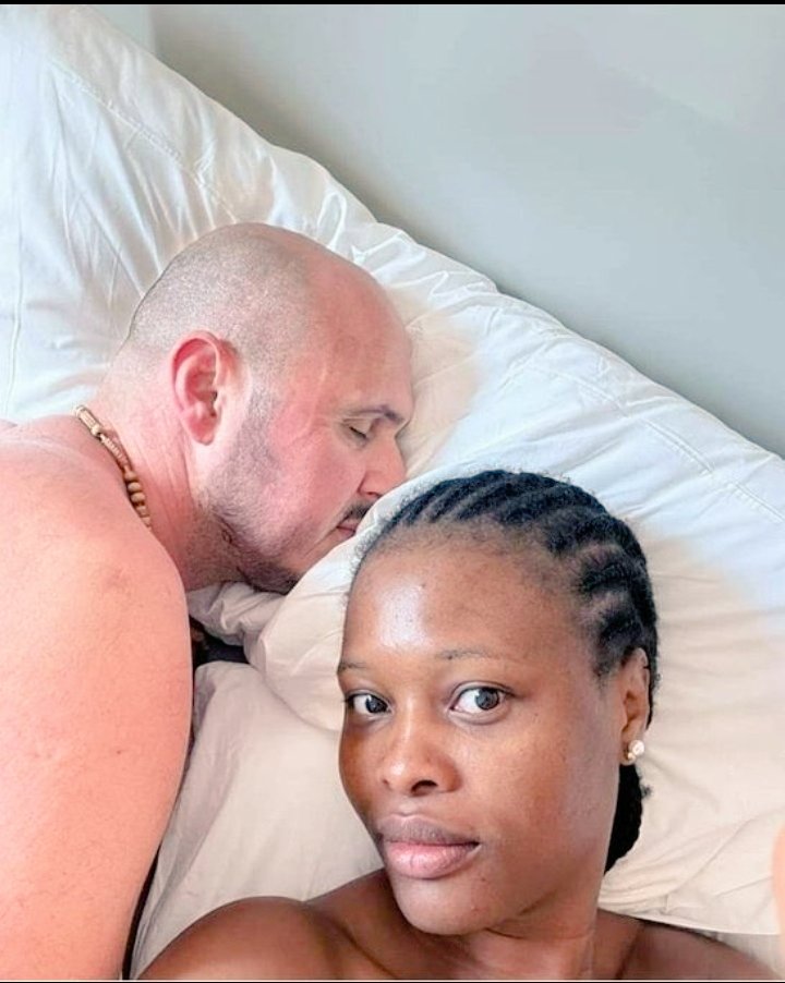 Kulture_ok1's tweet photo. The Russian guy enjoying Ghana ladies, just few minutes after meeting them and Ghana guys are complaining their girls hardly give them attention 💔.
#Therussian https://t.co/51udnGGkbb