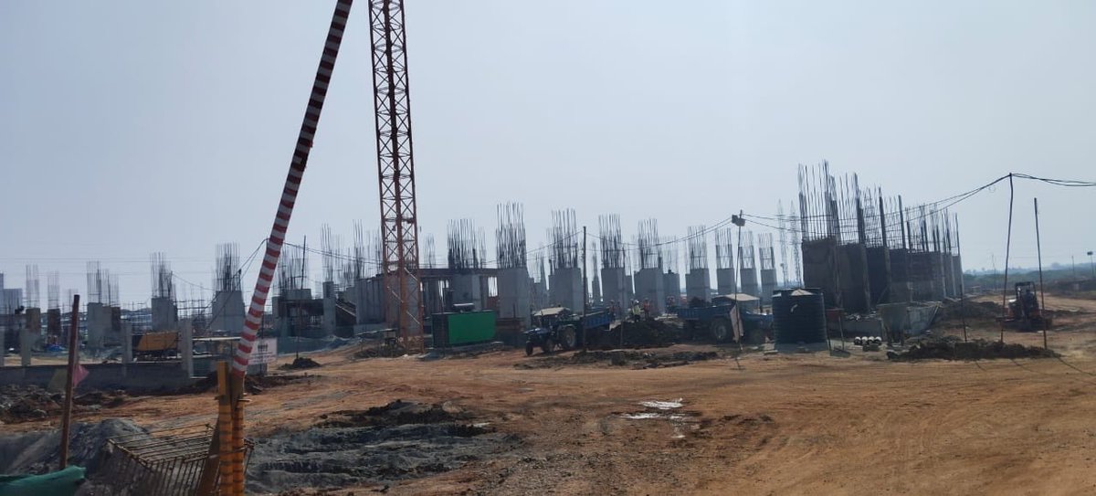 Updatestrichy2's tweet image. Construction 🏗️ 🚧 Update of TIDEL Park Trichy 😇 Const expedited as initial delay due to High tension over head cables shifting it’s done ✅ and Now Main Pillars raised and Ground floor almost Raised 👏 Further the works will go in Fast Pace  #Trichy #TIDEL #Officespace