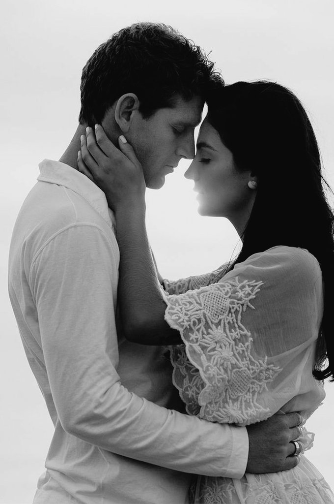 जो कुछ भी रूदाद-ए-सुख़न थी होंटों की दूरी से थी 
जब होंटों से होंट मिले तो यक-दम बे-रूदाद हुए

~ जाॅन एलिया
#kiss_day