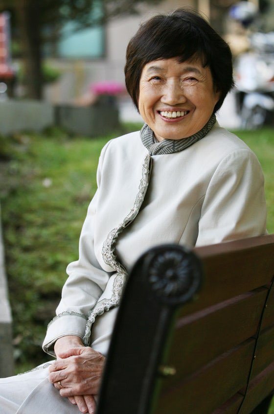 __umoaye__'s tweet image. 여러분 서울 관악구 신림동 서울대 중앙도서관 관정관에 ‘박완서 아카이브’가 생겼습니다! 박완서 작가가 1998년부터 2011년까지 지냈던 ‘아치울 노란집’의 서재를 그대로 옮겨왔고, 유가족들이 기증한 유품 470여 점을 볼 수 있대요!

*4월 30일까지 개관전 &amp;lt;참으로 놀랍고 아름다운 일&amp;gt;이 열립니다!