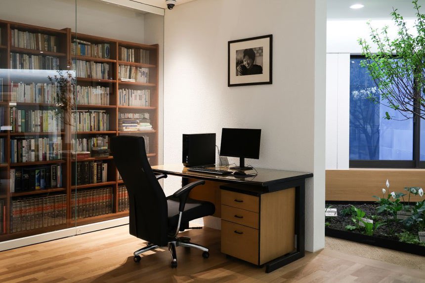 __umoaye__'s tweet image. 여러분 서울 관악구 신림동 서울대 중앙도서관 관정관에 ‘박완서 아카이브’가 생겼습니다! 박완서 작가가 1998년부터 2011년까지 지냈던 ‘아치울 노란집’의 서재를 그대로 옮겨왔고, 유가족들이 기증한 유품 470여 점을 볼 수 있대요!

*4월 30일까지 개관전 &amp;lt;참으로 놀랍고 아름다운 일&amp;gt;이 열립니다!