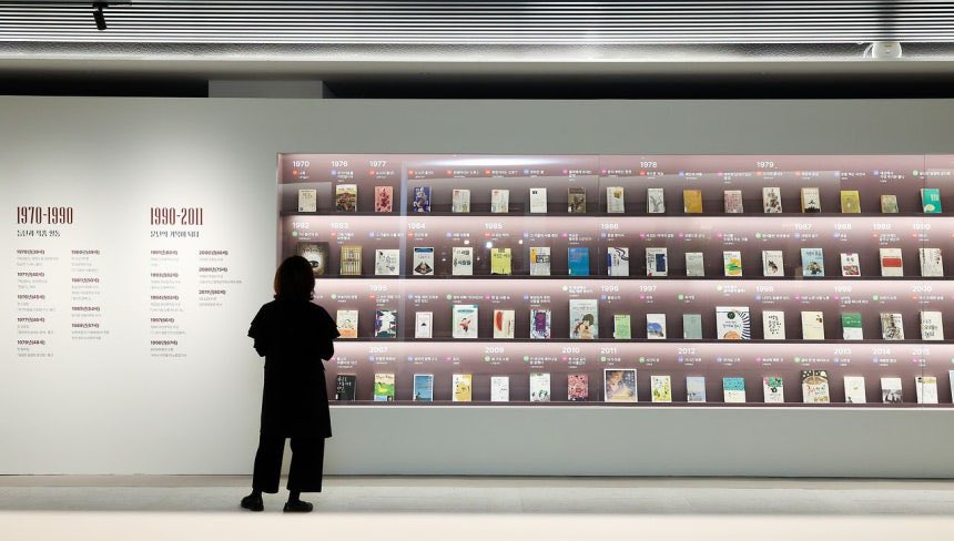 __umoaye__'s tweet image. 여러분 서울 관악구 신림동 서울대 중앙도서관 관정관에 ‘박완서 아카이브’가 생겼습니다! 박완서 작가가 1998년부터 2011년까지 지냈던 ‘아치울 노란집’의 서재를 그대로 옮겨왔고, 유가족들이 기증한 유품 470여 점을 볼 수 있대요!

*4월 30일까지 개관전 &amp;lt;참으로 놀랍고 아름다운 일&amp;gt;이 열립니다!