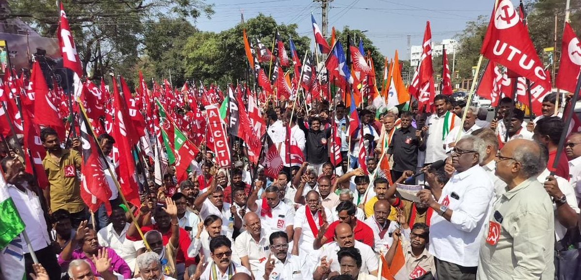 tncpim's tweet image. ஒன்றிய அரசின் தொழிலாளர் விரோத கொள்கையை கண்டித்து மத்திய தொழிற்சங்கங்கள் சார்பில் நடைபெறும் வேலைநிறுத்தத்தையொட்டி சேலத்தில் மறியல் நடைபெற்றது. #12thFebGeneralStrike #GeneralStrike #Feb12Strike #SaveFarmers #LabourRights